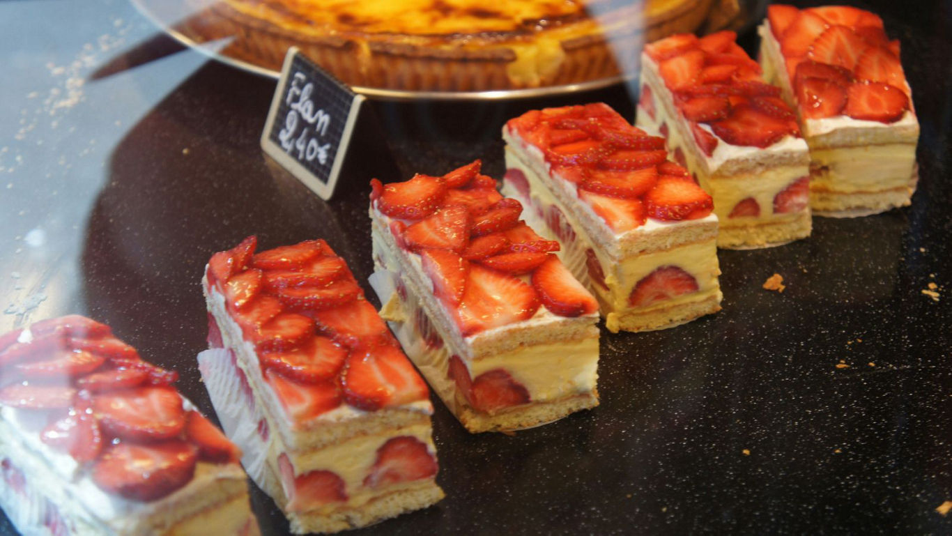No-Bake Strawberry Cheesecake Bars – A Refreshing Summer Dessert
